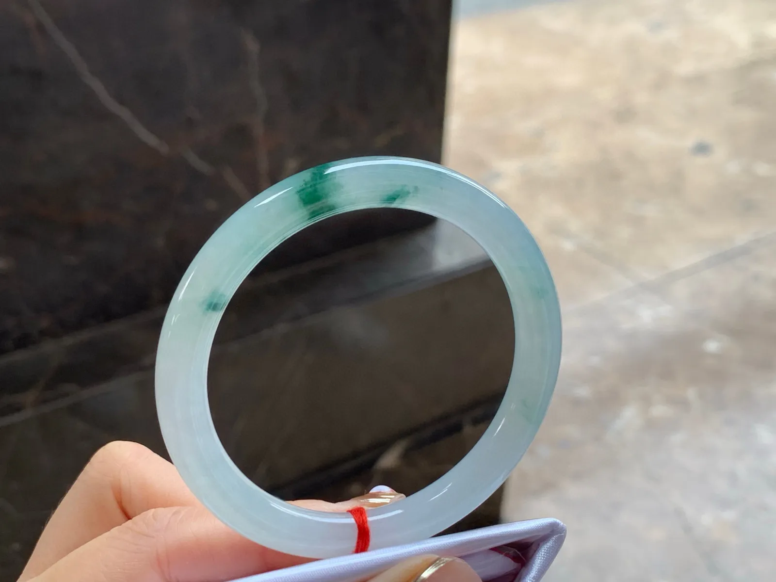飘花细圆条手镯
干净清爽 55.3/7.6/8mm