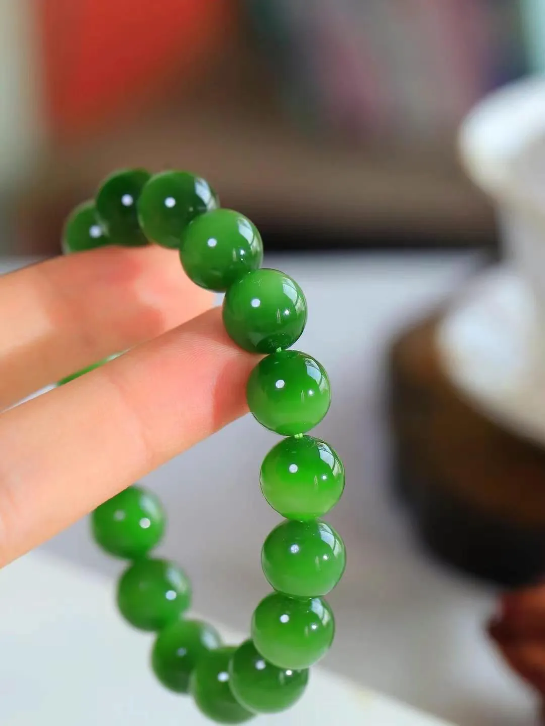 【腕间雅致.手串】

货头精选 和田玉碧玉猫眼圆珠手串，玉质温润，光泽柔和。佩戴它，仿佛将大自然的灵气凝聚于腕间，展现低调奢华的高端品味。重45.4克  尺寸取一11.8mm  80501265T