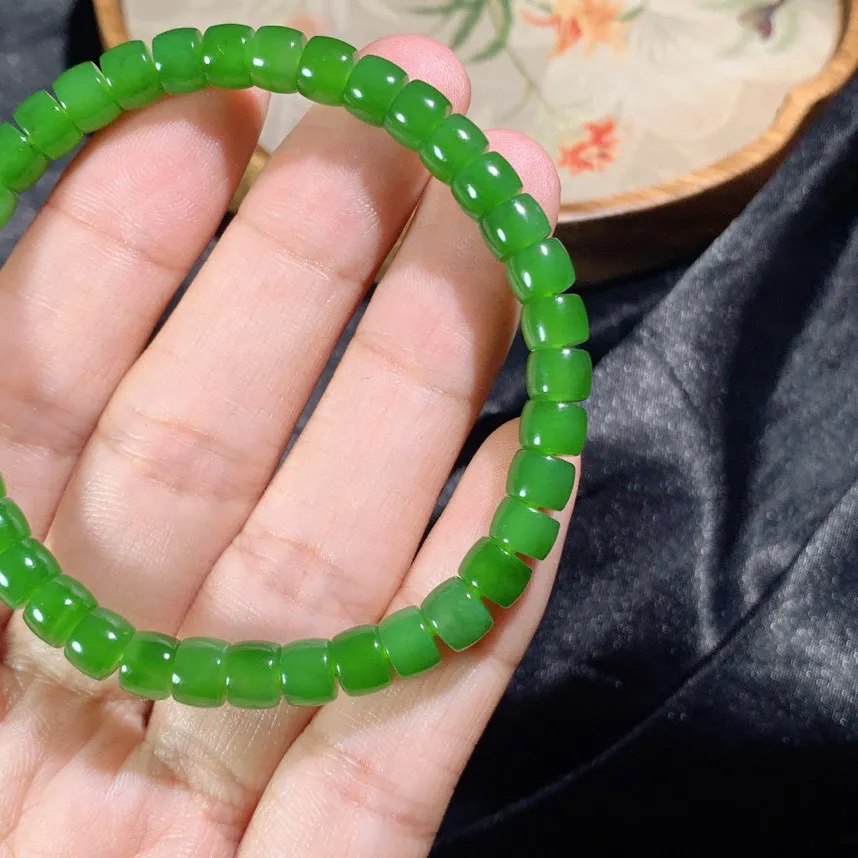 和田玉阳绿俄罗斯碧玉直切老型珠手串。单颗尺寸5/6重13.5克 玉质细腻油润。手推出油。品相大气 lt2505011