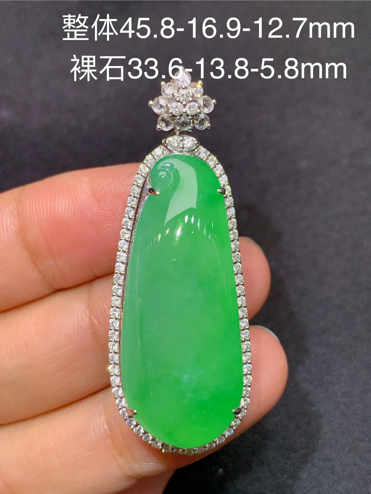 甜绿福瓜吊坠，18k金镶嵌，色泽鲜阳，冰润细腻，种水足 尺寸45.8*16.9*12.7
