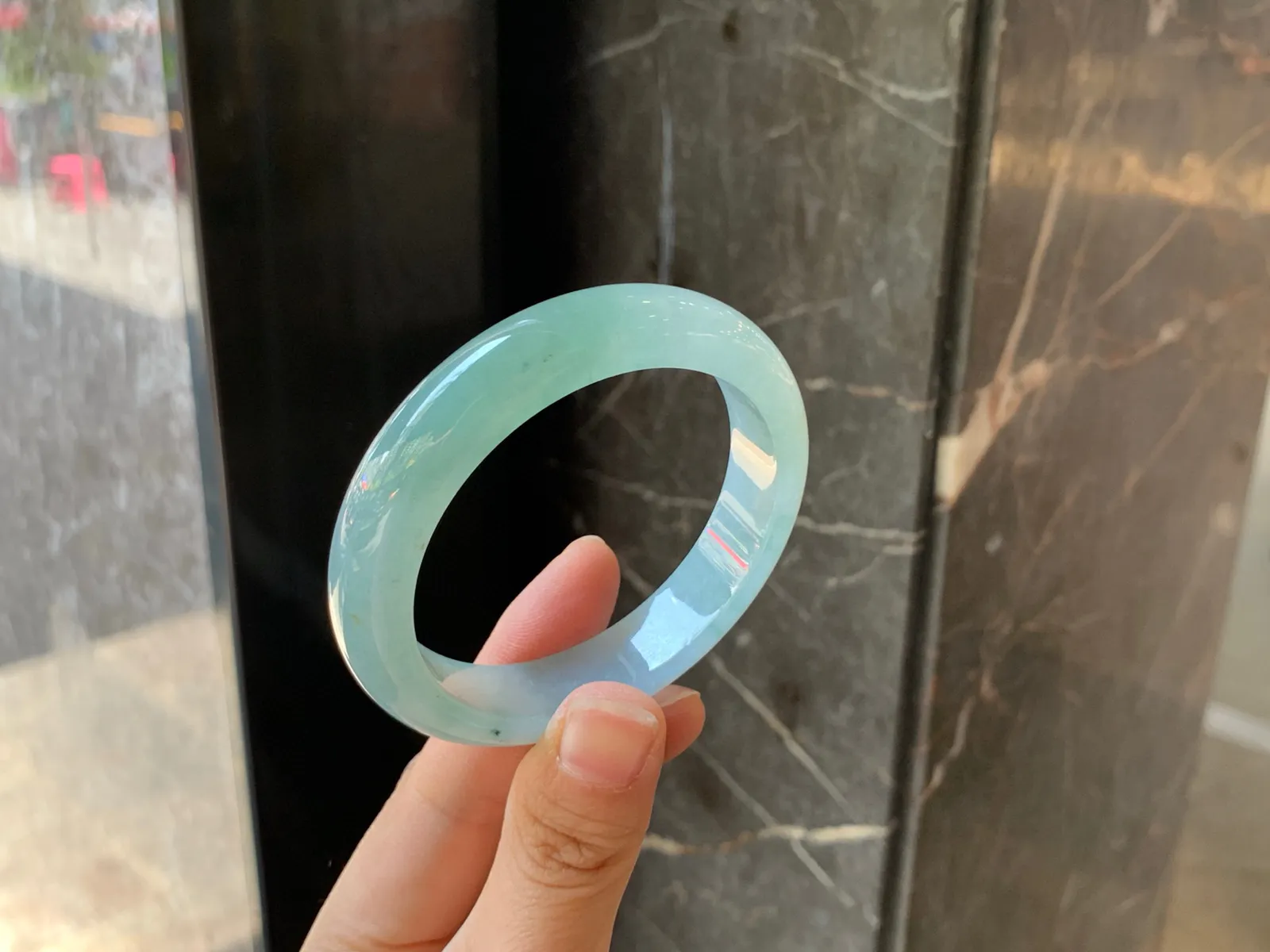 ｜51圈口
冰晴翡翠手镯，底子细腻，底色匀称，甜美，