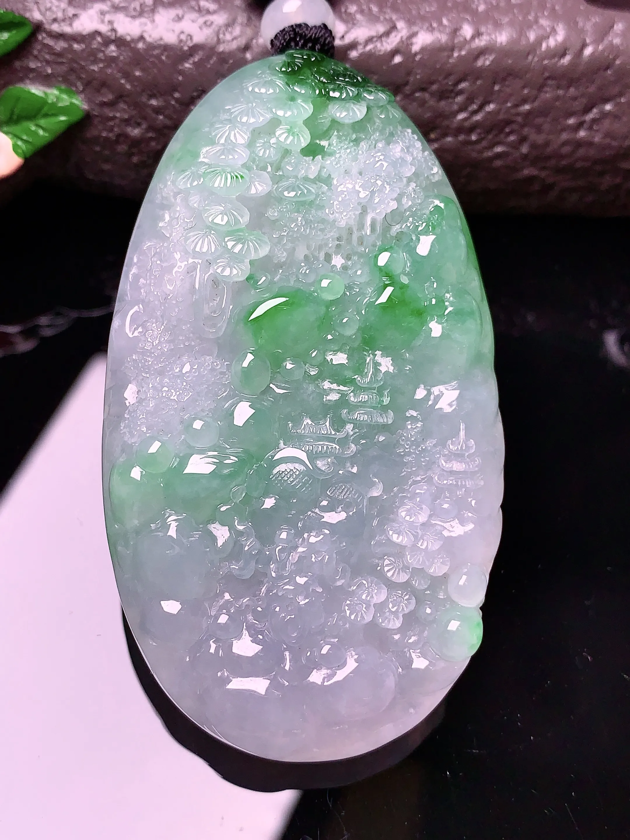 飘绿山水牌子吊坠 玉质细腻 色泽清新艳丽 整体尺寸62.8*35.2*10.6