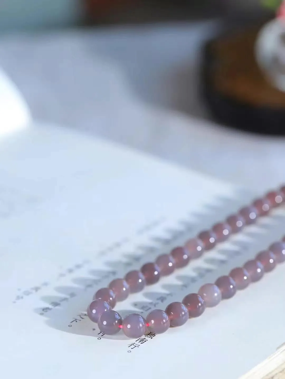 【珠圆玉润.项链】

货头精选 和田玉烟紫珠圆玉润项链 玉质温润细腻  整串打磨圆润，佩戴舒适。珠珠落玉盘，间关莺语花底滑，一生美好时光，无论身在何处，都有它相伴相守。事事顺遂，幸福美满，吉祥如意。重44克 尺寸取一7.8mm  79501178A