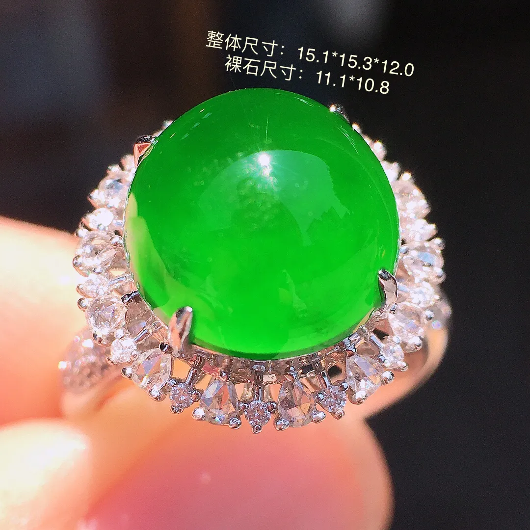 满绿蛋面戒指，色泽均匀浓郁，玉质细腻，荧光感超
强，饱满水润，气质满满。18k
金豪华镶嵌