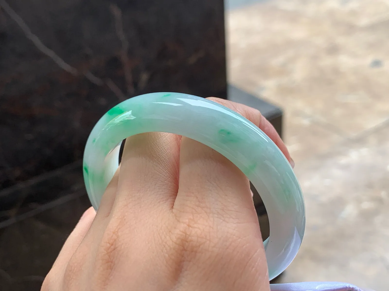 带色手镯
细腻清爽 54.3/12.9/8.5mm