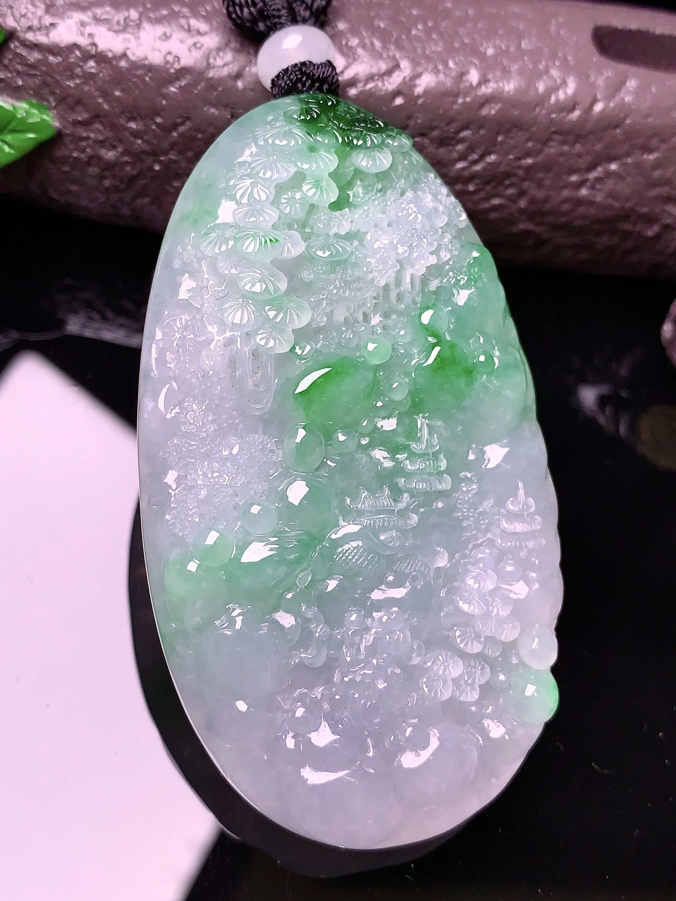 飘绿山水牌子吊坠 玉质细腻 色泽清新艳丽 整体尺寸62.8*35.2*10.6