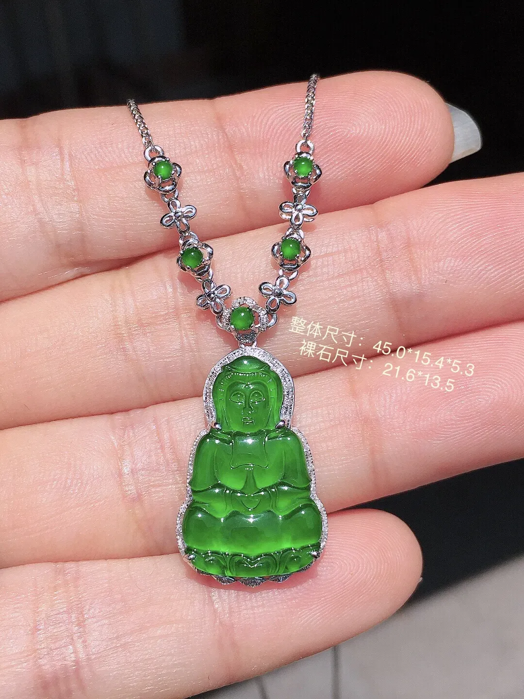 满绿观音锁骨链，色泽均匀艳丽，玉质细腻，荧光感超
强，饱满水润，气质满满。18k
金豪华镶嵌