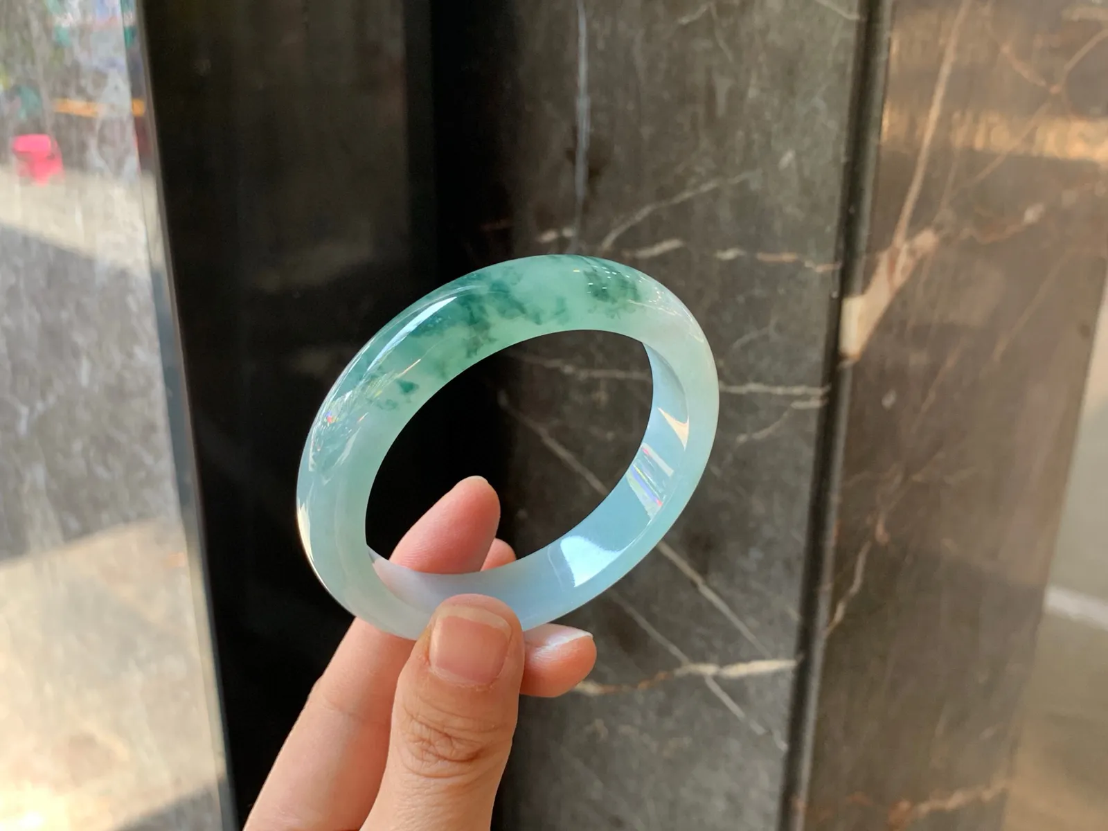52圈口
飘花翡翠手镯，底子细腻起胶，飘草绿花，大气，