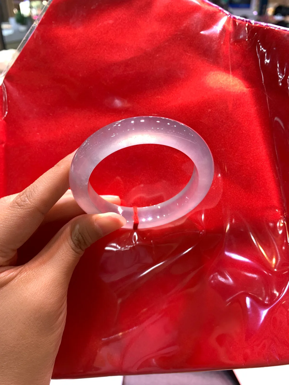 🤍｜54圈口
极简风天花板！炸光白月光
高冰种翡翠的冰感胶感双重暴击
规格【54.7/12.2/9.2】