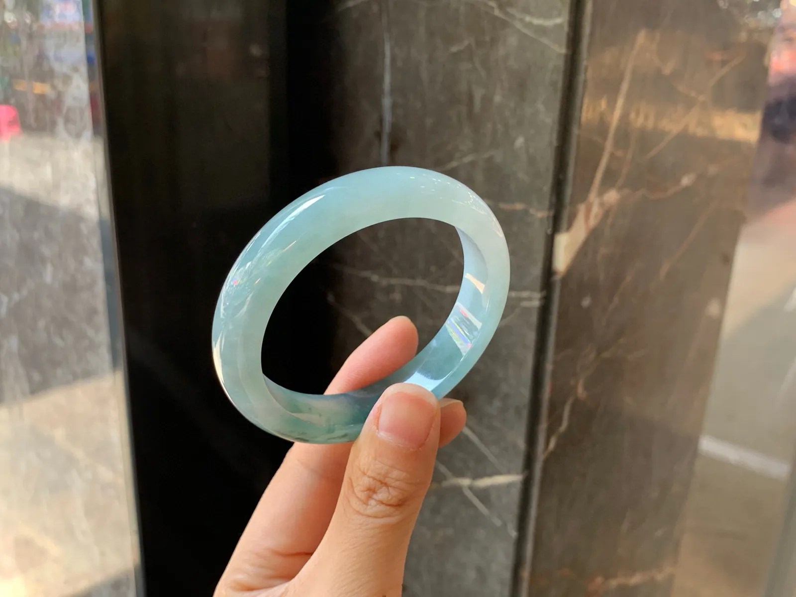 52圈口
飘花翡翠手镯，底子细腻起胶，飘草绿花，大气，