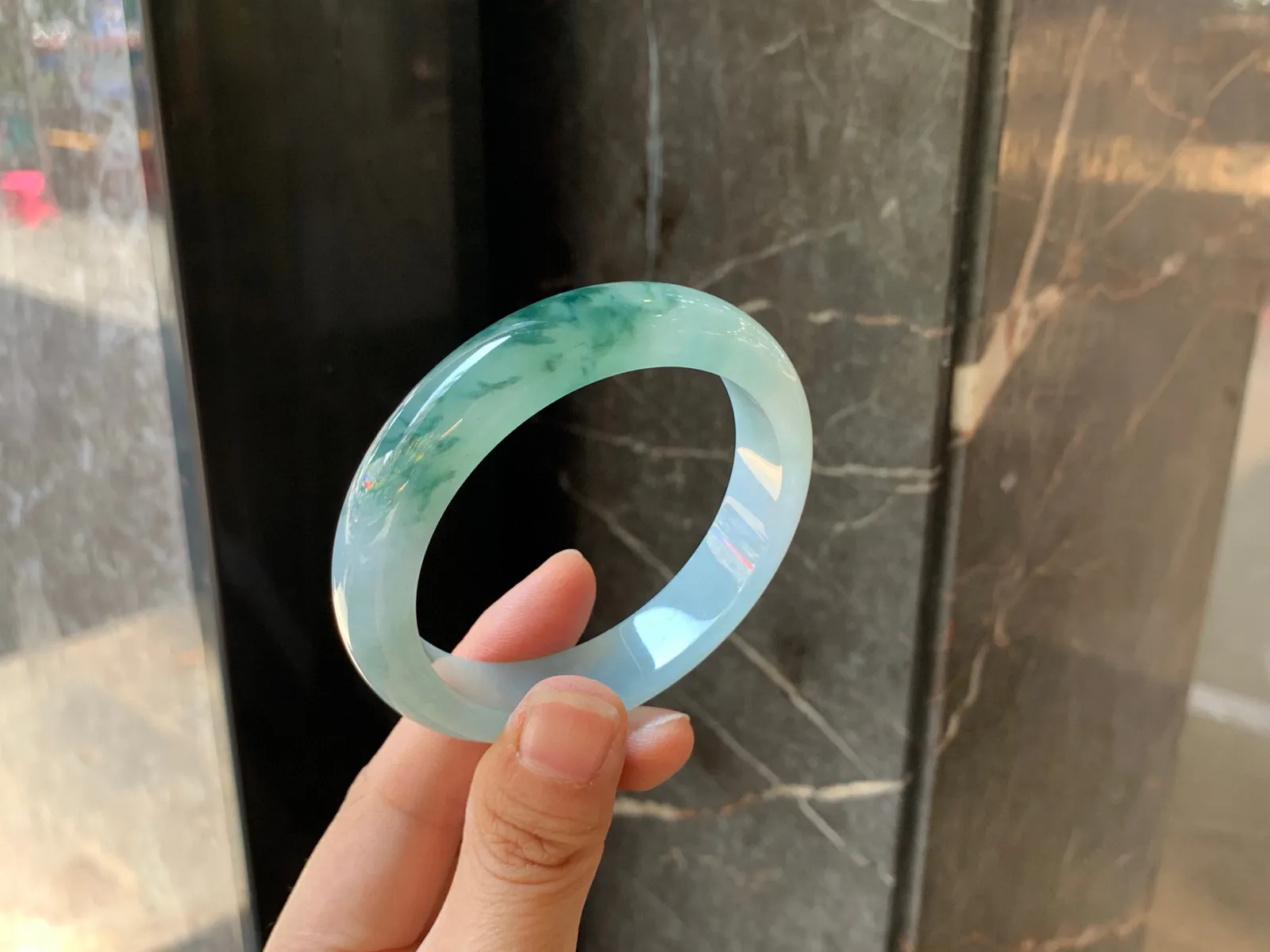 52圈口
飘花翡翠手镯，底子细腻起胶，飘草绿花，大气，