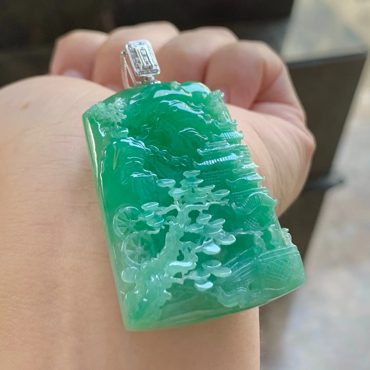 满色山水牌
水润清爽 金扣