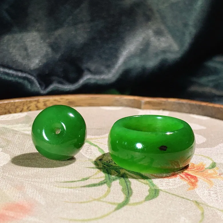 一套和田玉阳绿俄罗斯玉扳指挂件。平安扣尺寸12/16扳指尺寸4/11内径18重12克 玉质细腻油润。手推出油。品相大气 lt2505011