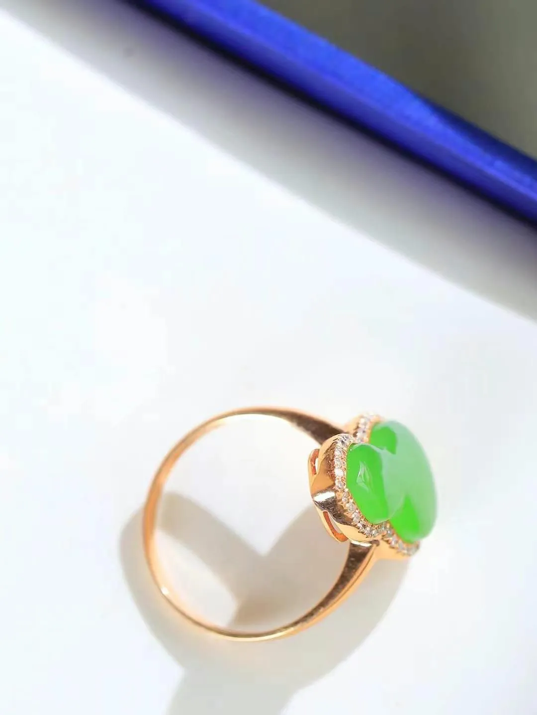 【金镶玉.福禄】

精品和田玉碧玉18k金镶嵌葫芦挂件，玉质细腻油润，造型饱满圆润，手感上佳。精工雕刻，葫芦取其谐音福禄，寓意子孙万代，葫芦通“福禄”，祈福平安，福禄齐康，静心洗凡尘。尺寸16.8-14.7-9.7mm 重3.5克 23501264A