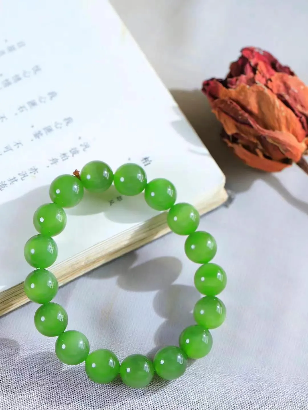 【岁月静好.手串】

货头精选 和田玉碧玉猫眼圆珠手串，精选上等和田玉料，每一颗珠子都散发着温润光泽，宛如岁月沉淀的优雅。佩戴它，感受时光的静谧与从容，彰显不凡品味。重44.4克  尺寸取一11.7mm  45501289T
