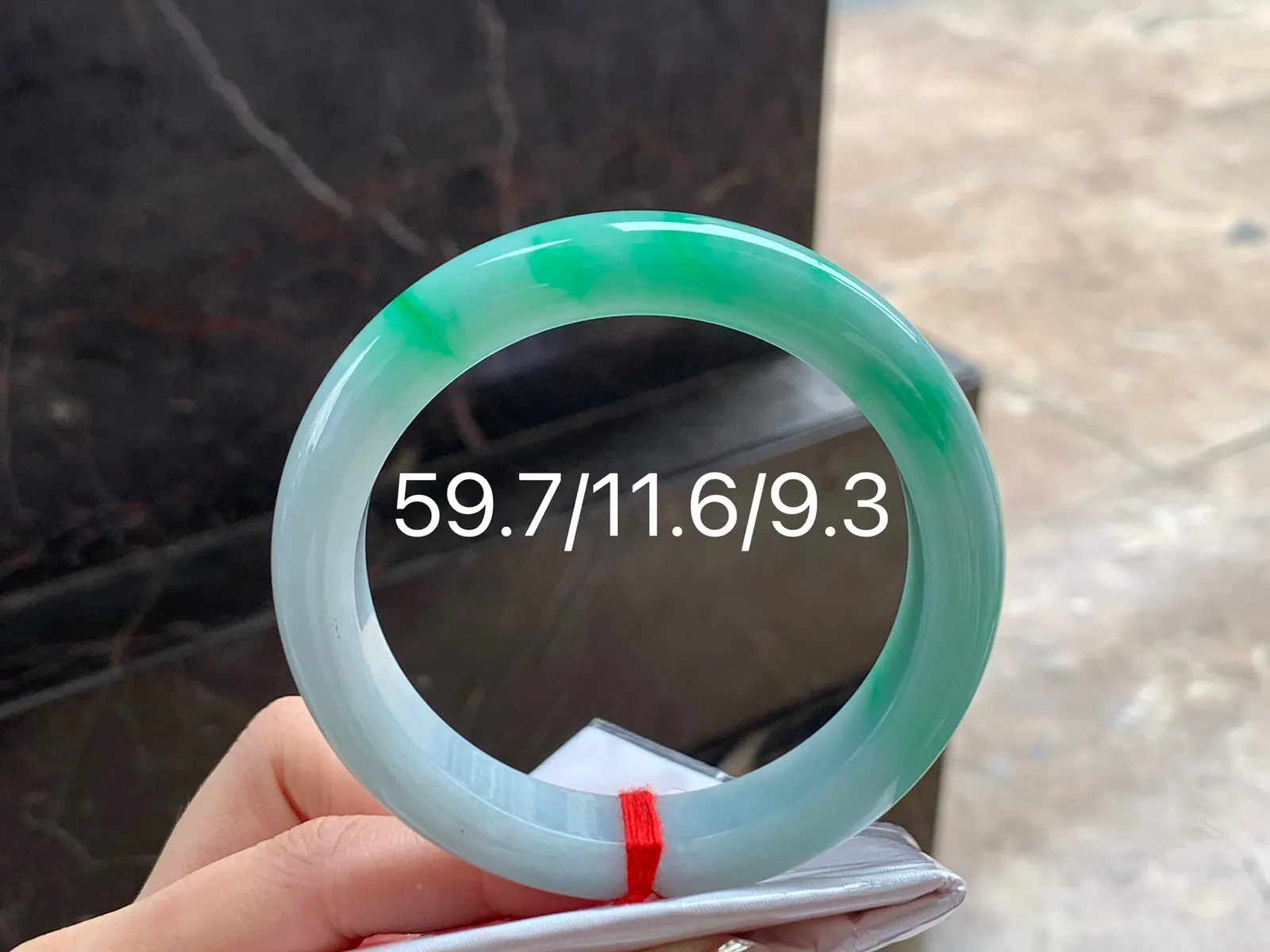 带色大圈手镯
干净清爽 59.7/11.6/9.3mm