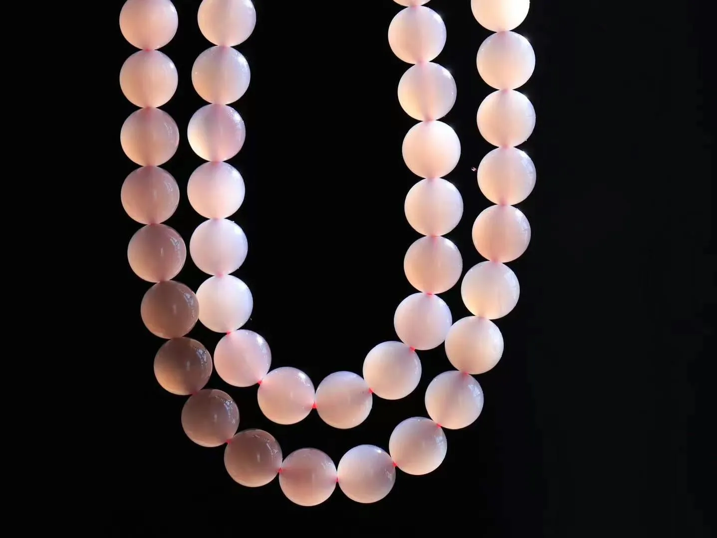 【珠圆玉润.项链】

货头精选 和田玉烟紫珠圆玉润项链 玉质温润细腻  整串打磨圆润，佩戴舒适。珠珠落玉盘，间关莺语花底滑，一生美好时光，无论身在何处，都有它相伴相守。事事顺遂，幸福美满，吉祥如意。重44克 尺寸取一7.8mm  79501178A