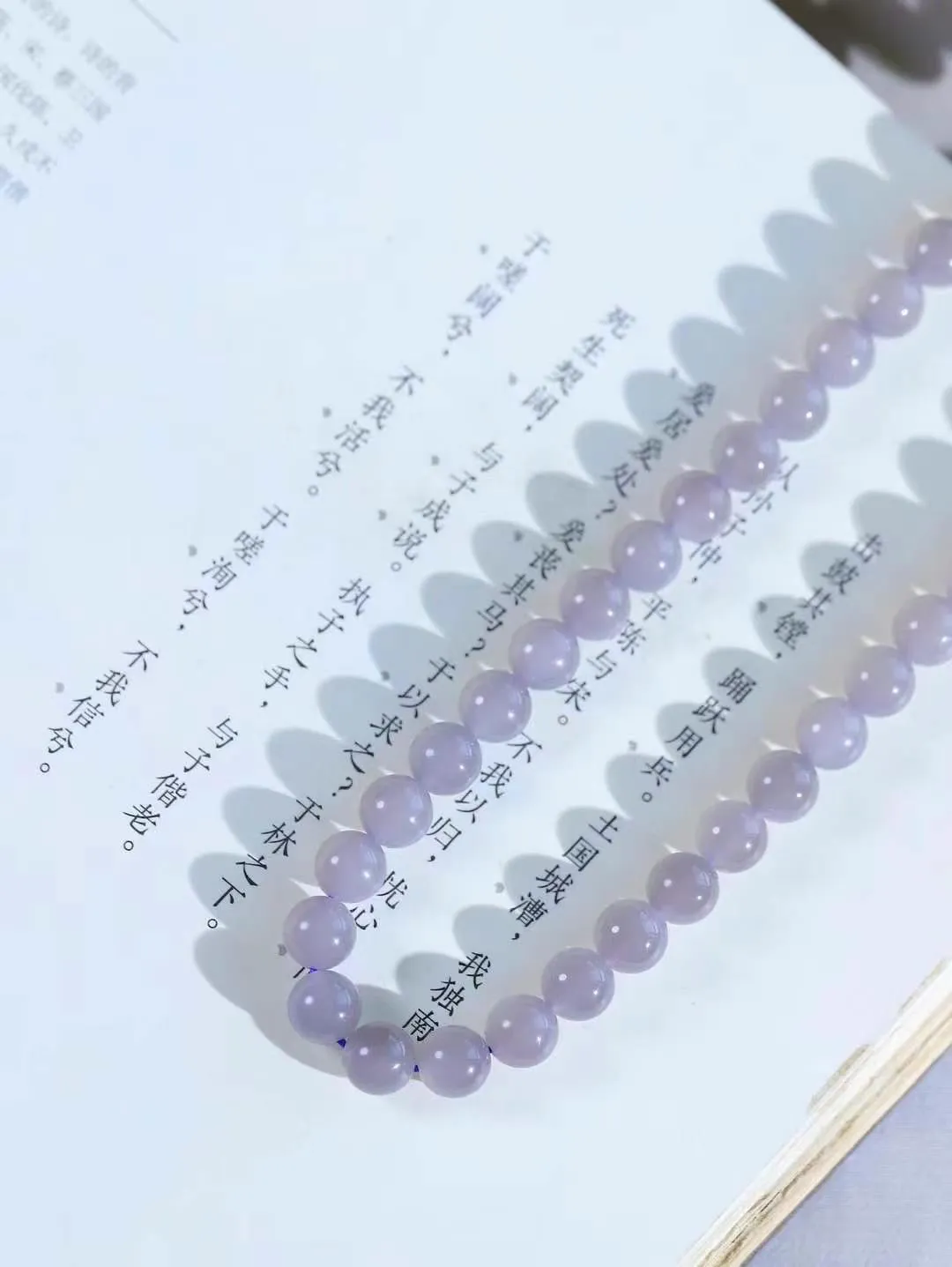 【珠圆玉润.项链】

货头精选 和田玉烟紫珠圆玉润项链 玉质温润细腻  整串打磨圆润，佩戴舒适。珠珠落玉盘，间关莺语花底滑，一生美好时光，无论身在何处，都有它相伴相守。事事顺遂，幸福美满，吉祥如意。重80克 尺寸取一7.7mm  79501178A