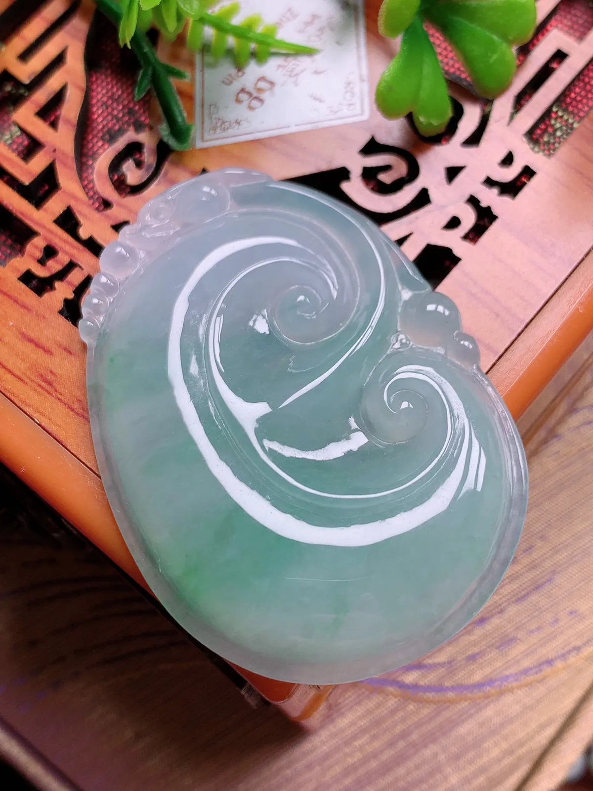 精品推荐，缅甸天然A货翡翠，冰种晴绿如意吊坠，种水好，颜色鲜艳，玉质水润细腻，工艺精湛，佩戴效果更佳