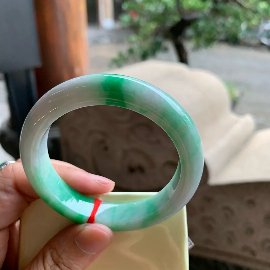 正圈冰糯阳绿 无瑕 尺寸:51.6/11.8/8.6 色阳🥰🥰