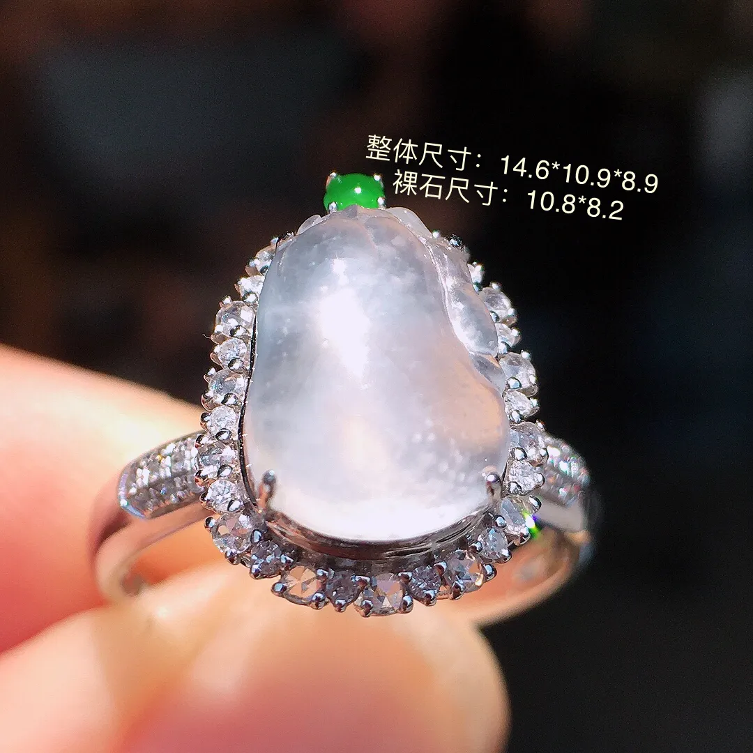 冰种福瓜戒指，玉质细腻，荧光感超
强，饱满水润，气质满满。18k
金豪华镶嵌