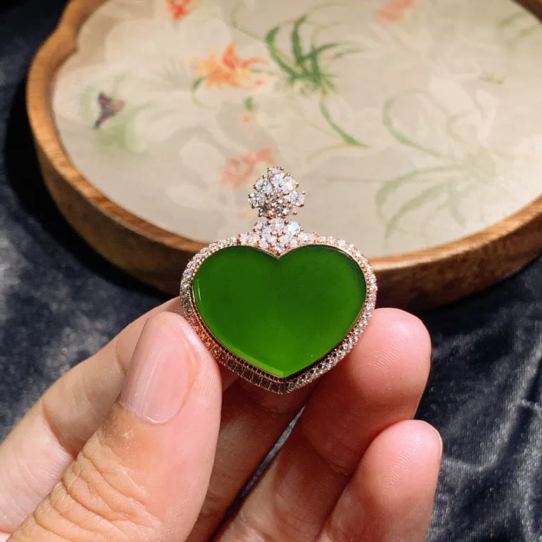 和田玉冰底玻璃底菠菜绿18k金心型挂件。尺寸19/24/6重7克 玉质细腻油润。手推出油。品相大气 lt2505011