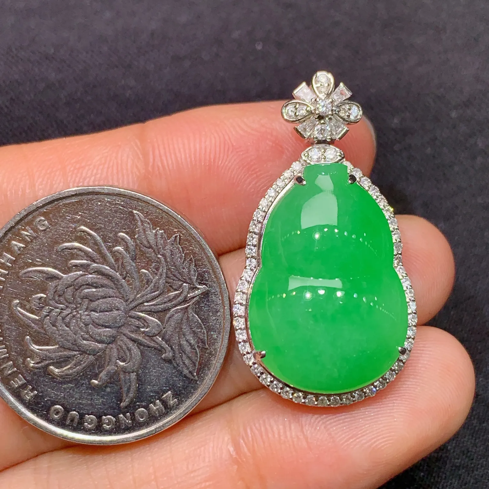 翠绿绿葫芦吊坠，18k金镶嵌，色泽鲜阳，冰润细腻，种水足 尺寸 30.6*16.7*9.5