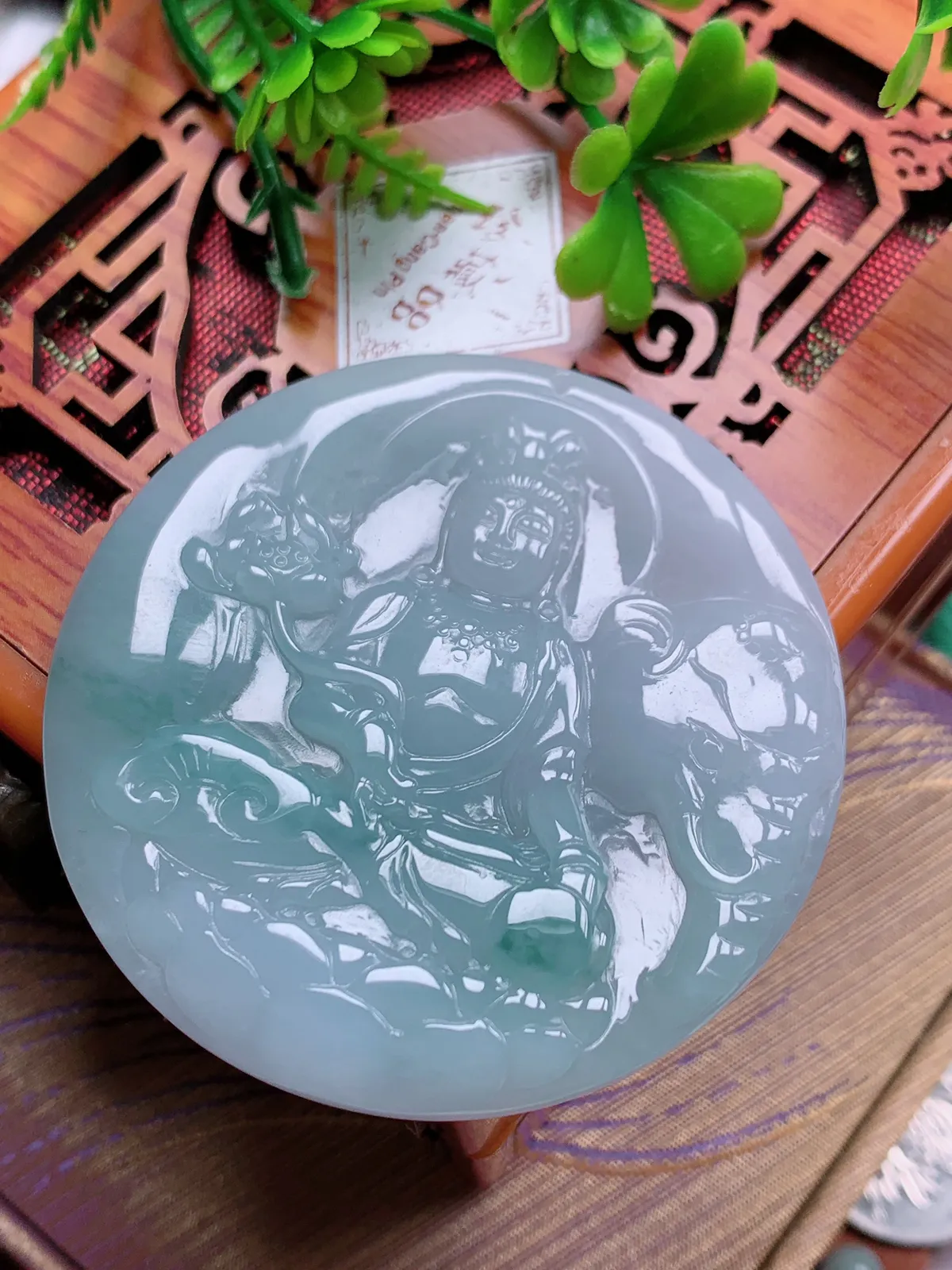 精品推荐，缅甸天然A货翡翠，冰种飘花普贤菩萨吊坠，种水好，颜色鲜艳，玉质水润细腻，工艺精湛，佩戴效果更佳。