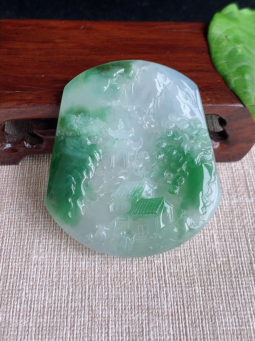 缅甸a货翡翠ddj老坑冰种飘花意境山水牌吊坠  整体53.8×48.3×6.5mm 35.32