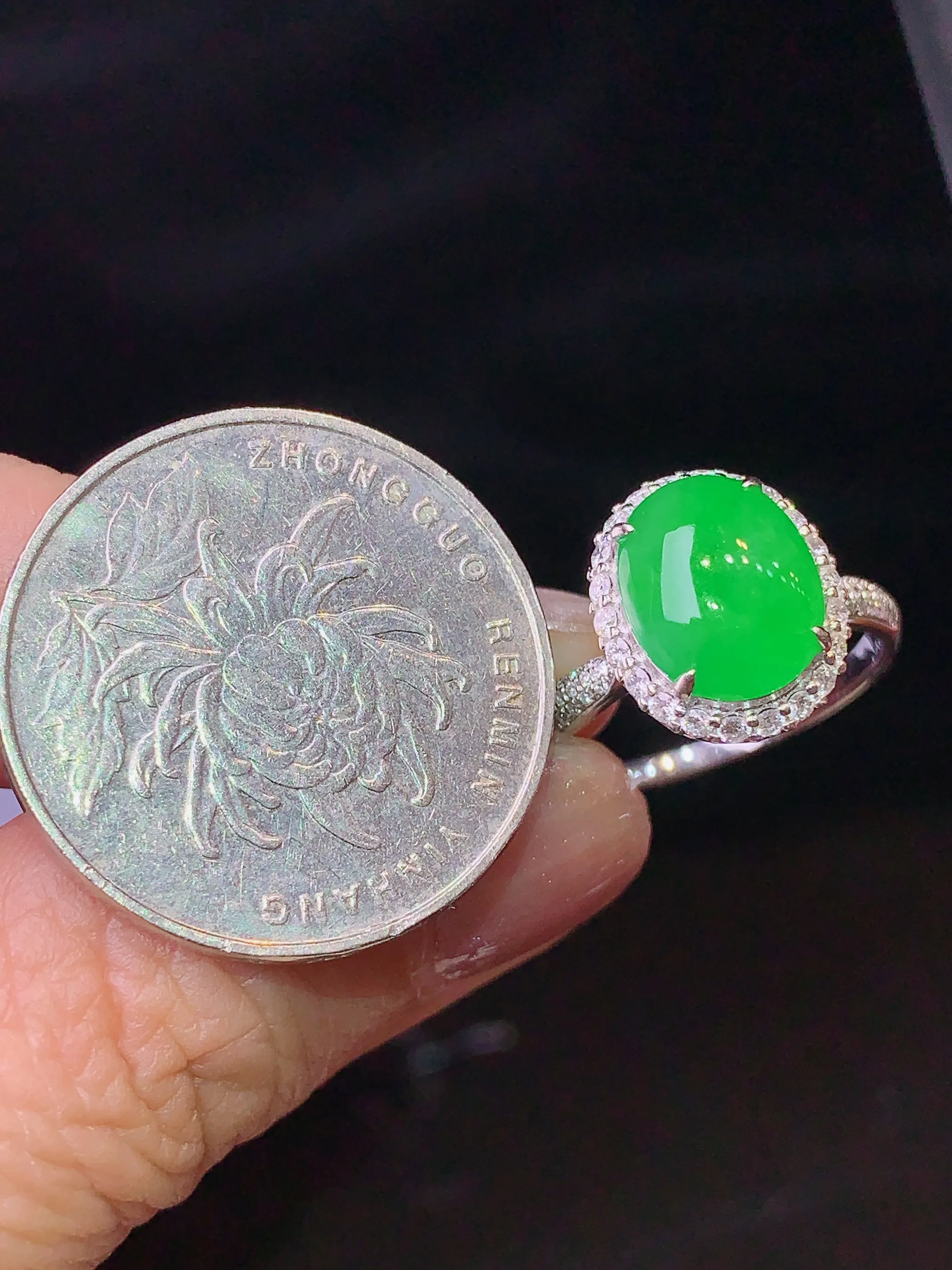 18k金钻镶嵌翠绿蛋面戒指 玉质细腻 色泽清新艳丽 圈口15 整体尺寸13.3*11.2*8.5