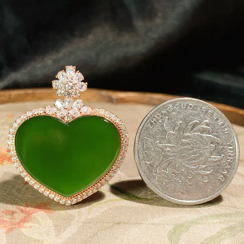 和田玉冰底玻璃底菠菜绿18k金心型挂件。尺寸19/24/6重7克 玉质细腻油润。手推出油。品相大气 lt2505011