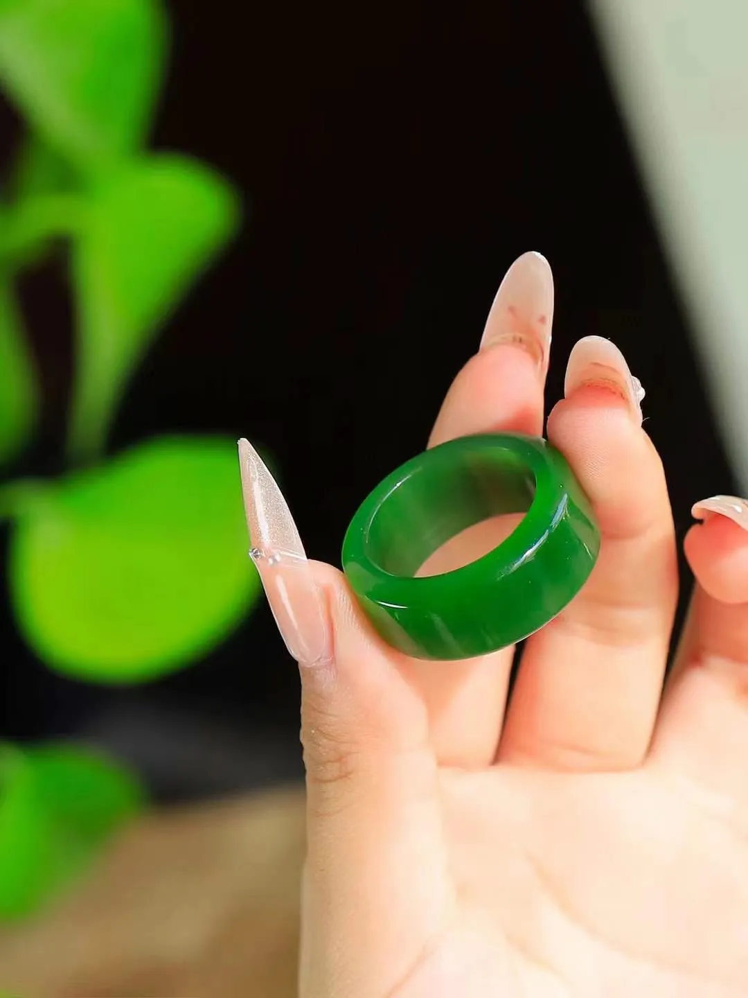 （古韵.扳指）

精品和田玉碧玉扳指，玉质温润，油润感十足， 整器古韵生辉。优雅高贵。运筹帷幄于