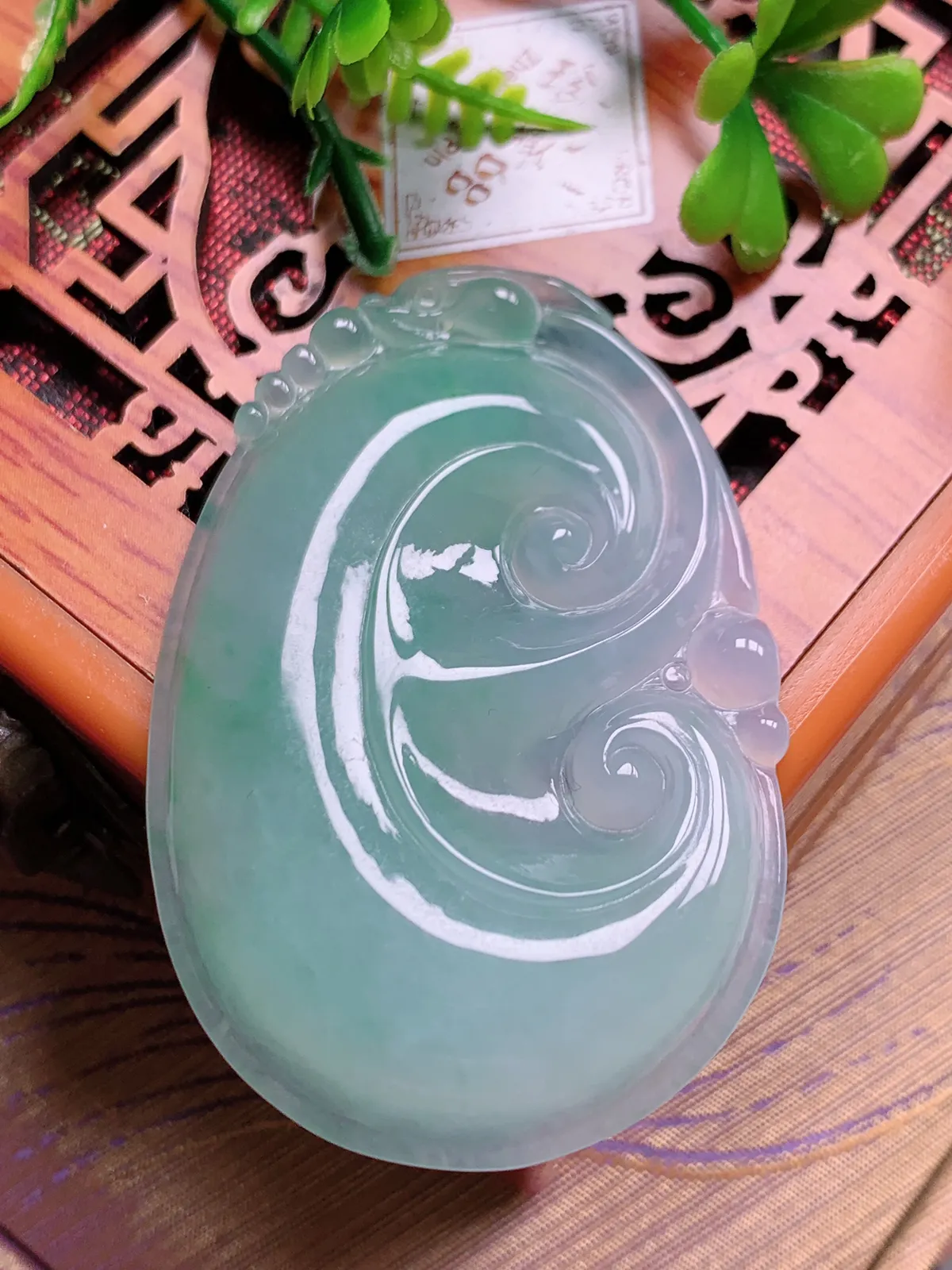精品推荐，缅甸天然A货翡翠，冰种晴绿如意吊坠，种水好，颜色鲜艳，玉质水润细腻，工艺精湛，佩戴效果更佳