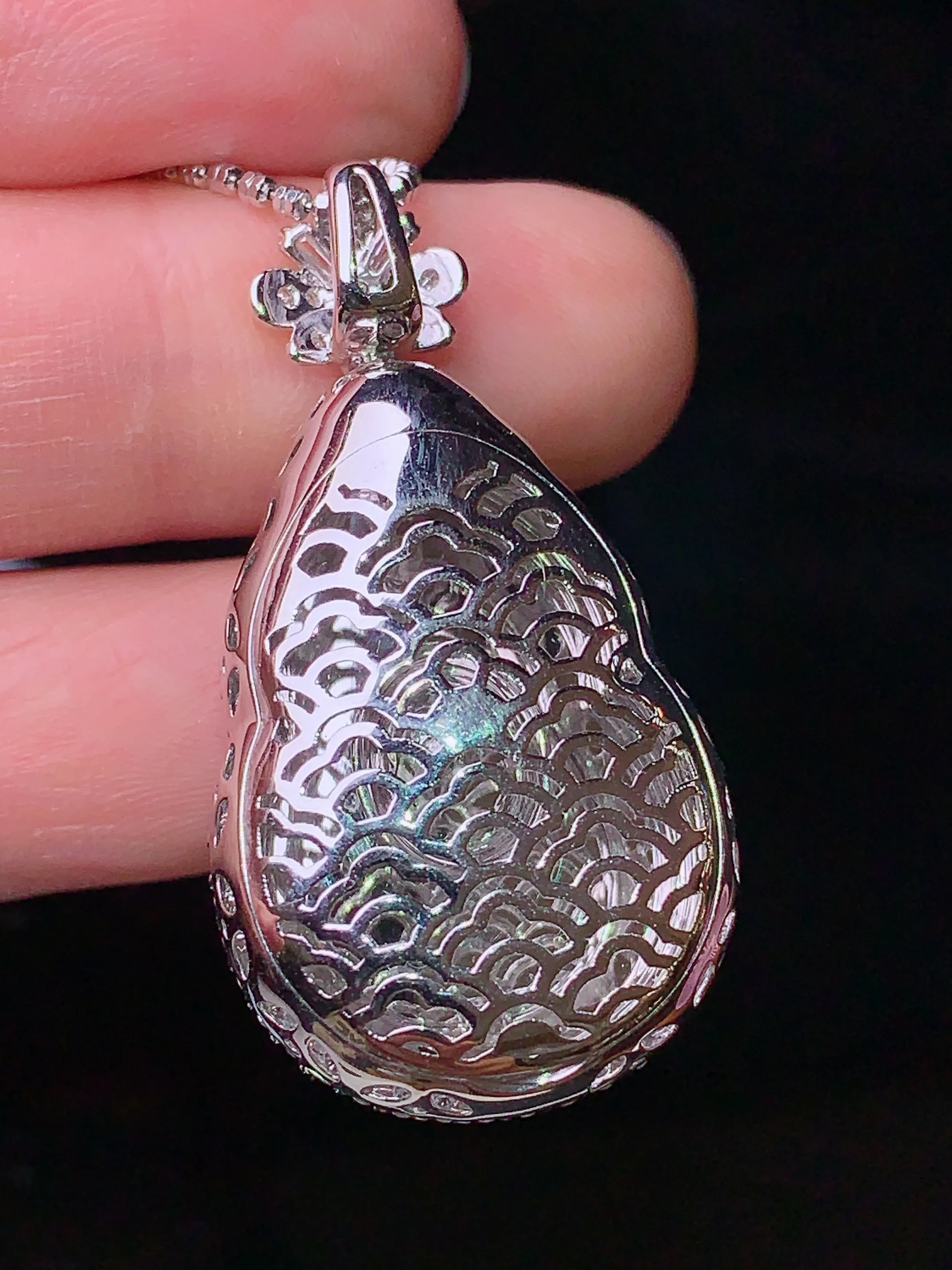 18k金钻镶嵌翠绿葫芦吊坠 玉质细腻 色泽清新艳丽 整体尺寸36.5*19.5*13.7