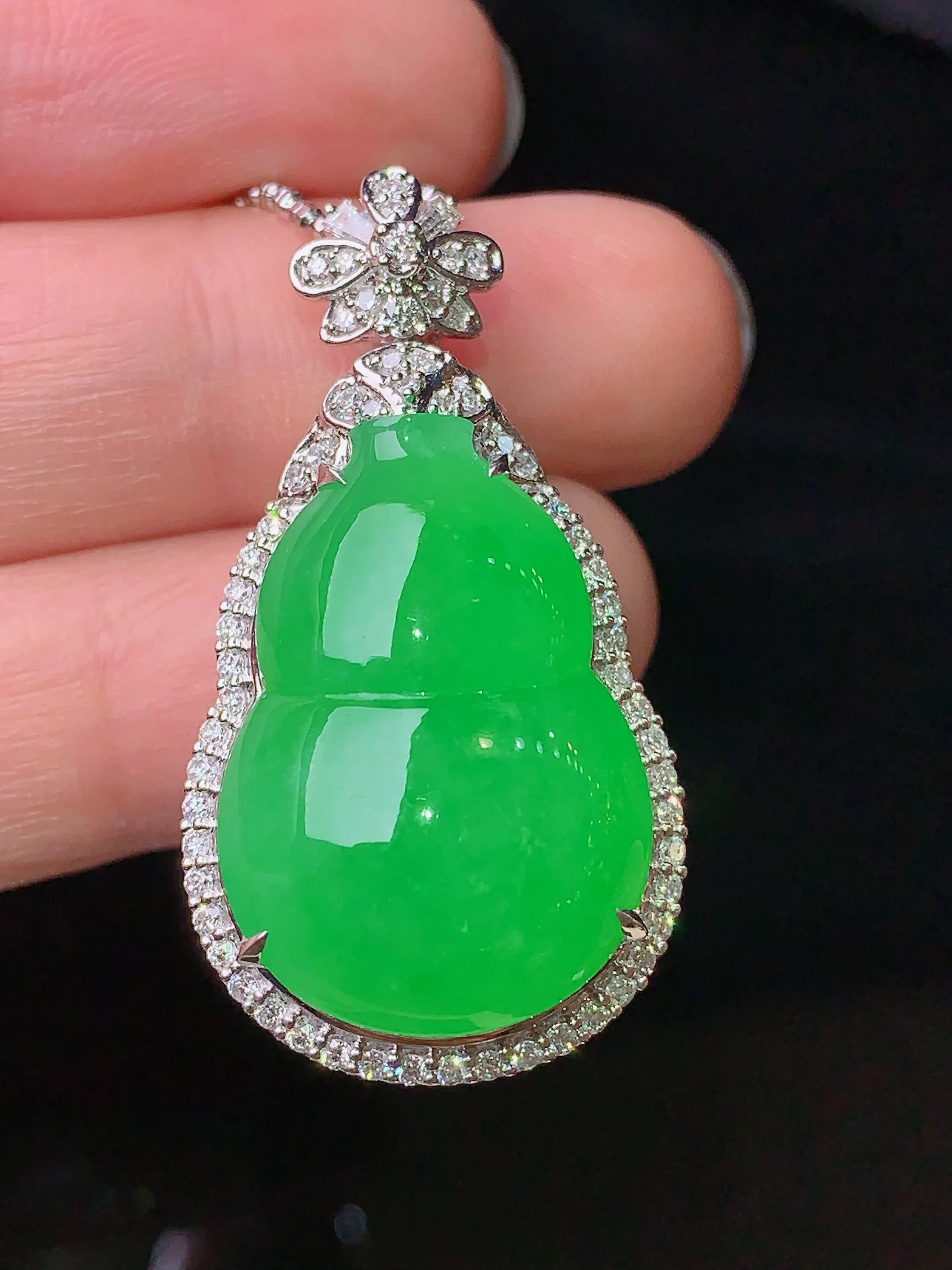 18k金钻镶嵌翠绿葫芦吊坠 玉质细腻 色泽清新艳丽 整体尺寸36.5*19.5*13.7