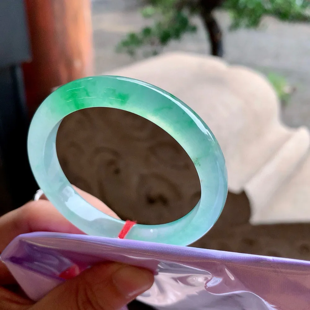 正圈玻璃种阳绿 无纹裂 一丝小沙眼不影响  尺寸:51.1/9.5/7.2  种色俱佳 起刚光 高