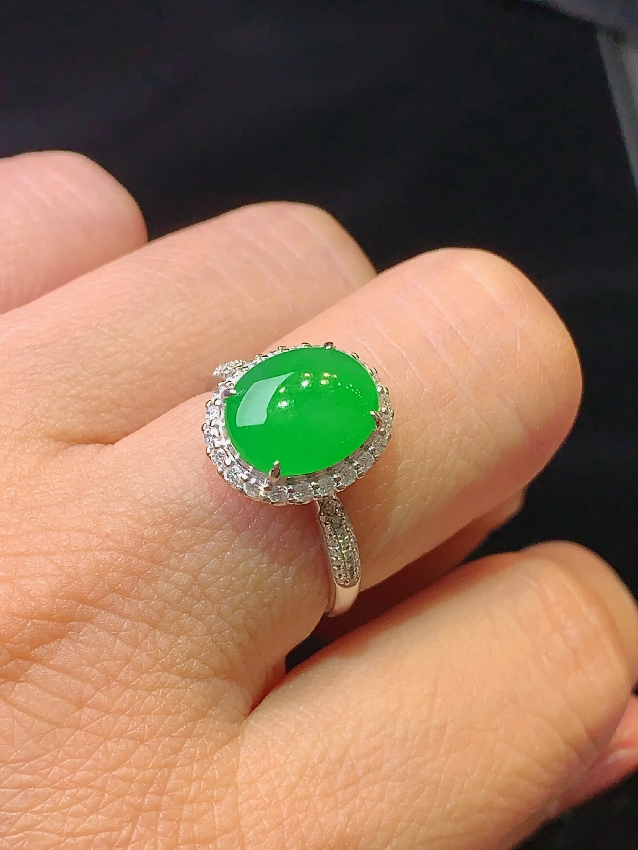 18k金钻镶嵌翠绿蛋面戒指 玉质细腻 色泽清新艳丽 圈口15 整体尺寸13.3*11.2*8.5