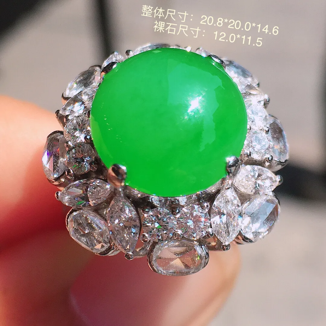 阳绿蛋面戒指，色泽均匀艳丽，玉质细腻，荧光感超
强，饱满水润，气质满满。18k
金豪华镶嵌