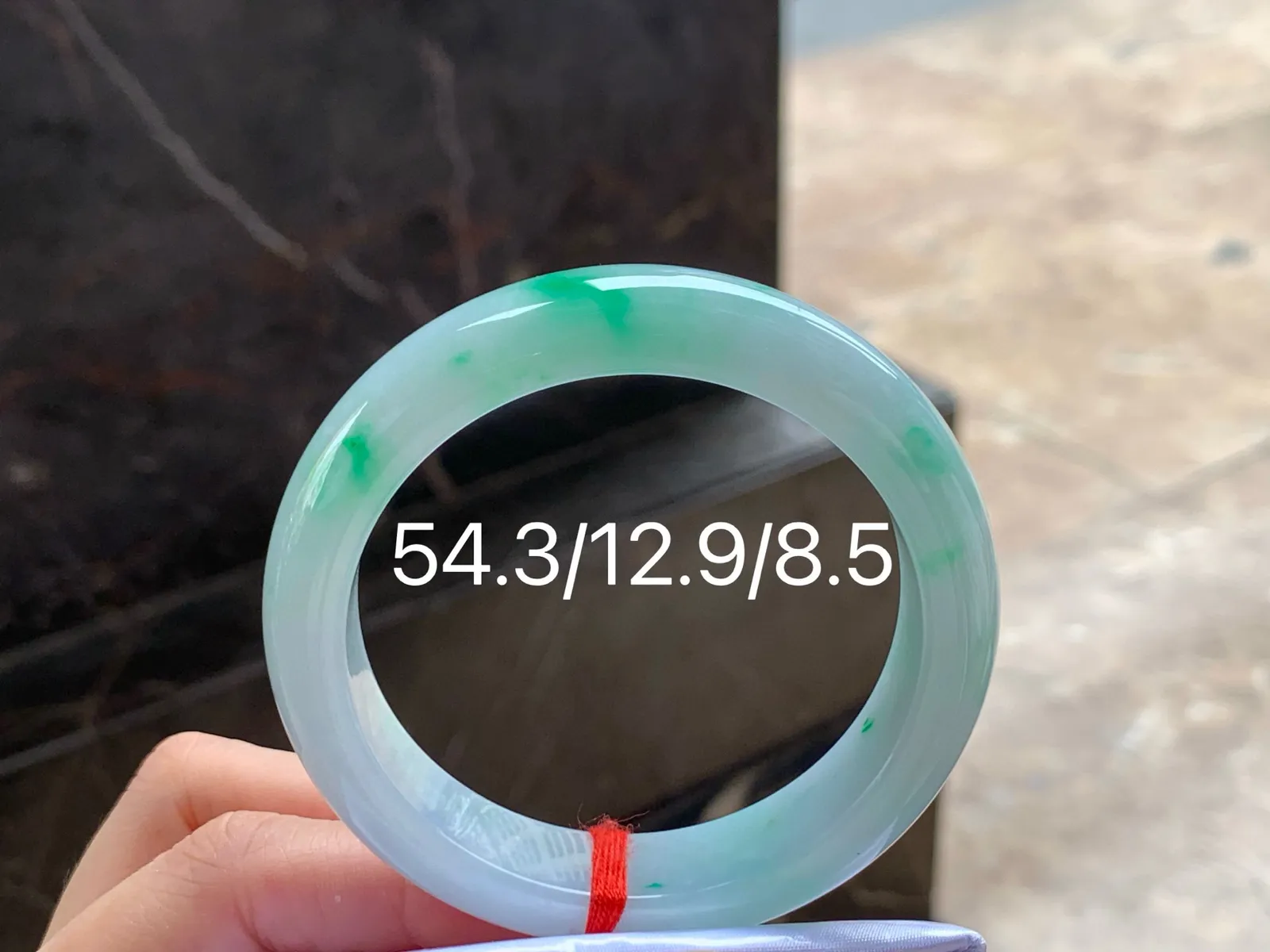带色手镯
细腻清爽 54.3/12.9/8.5mm