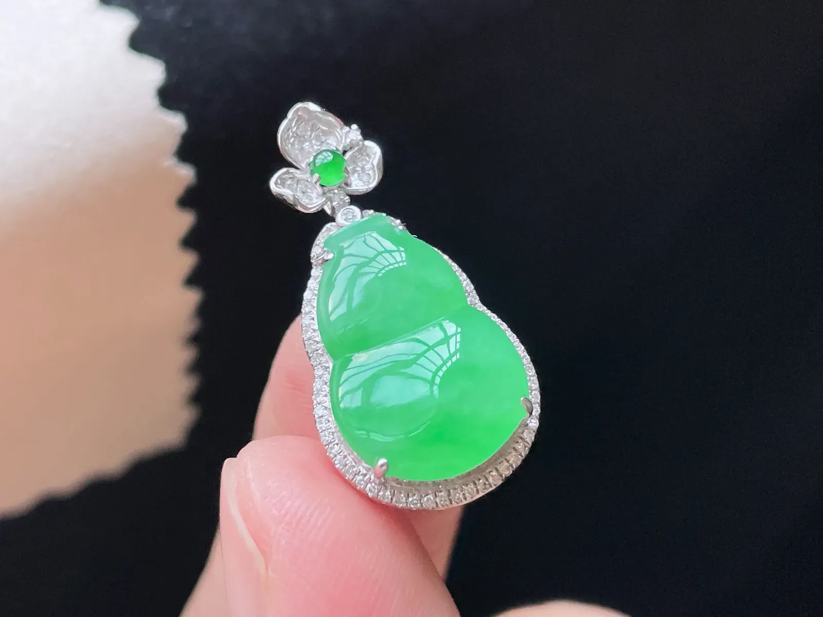 18K 满色·葫芦

整28.7-14.1-7.6
裸16.8-11.8-3