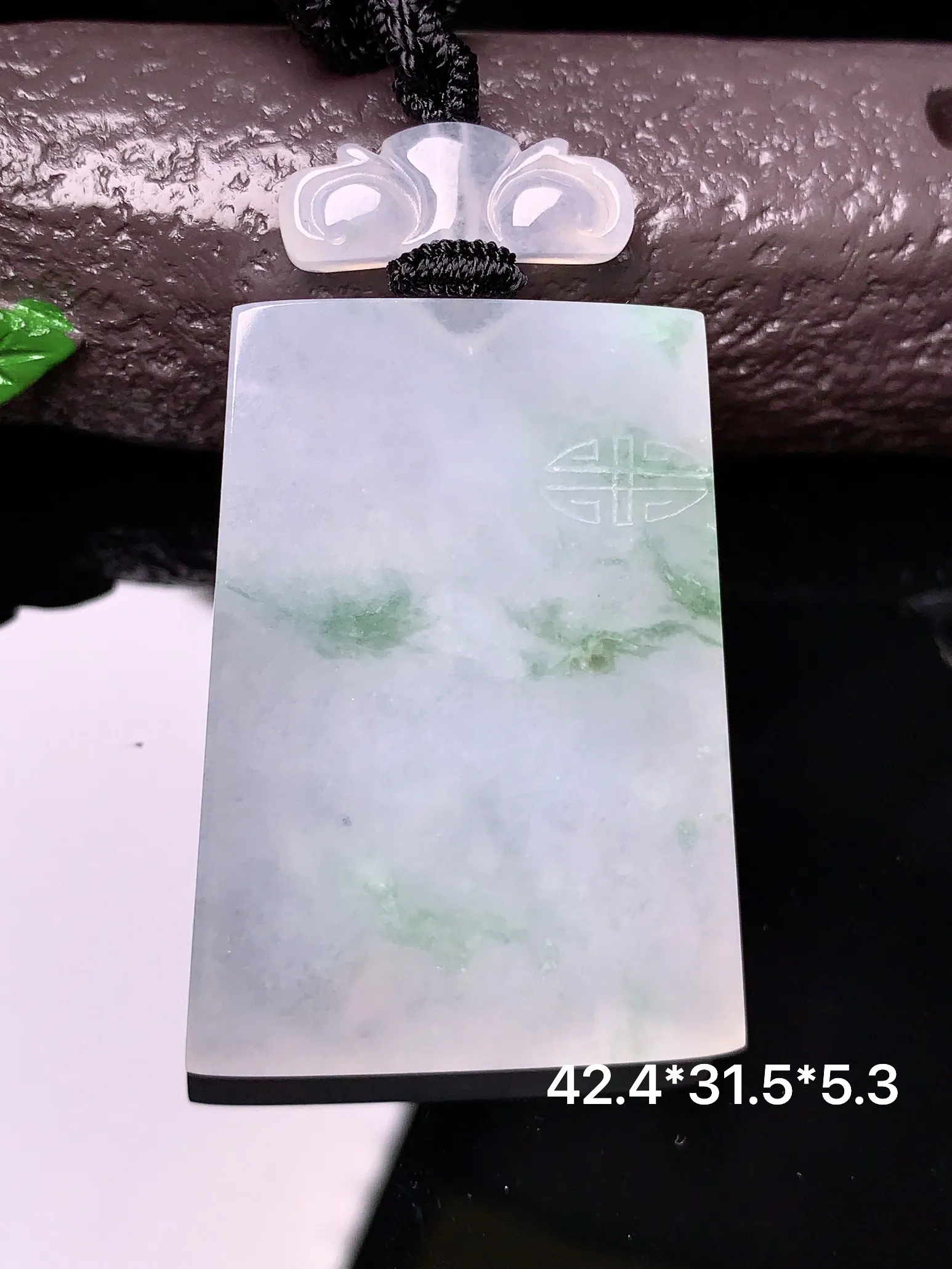 飘绿无事牌吊坠 玉质细腻 色泽清新艳丽 整体尺寸42.4*31.5*5.3