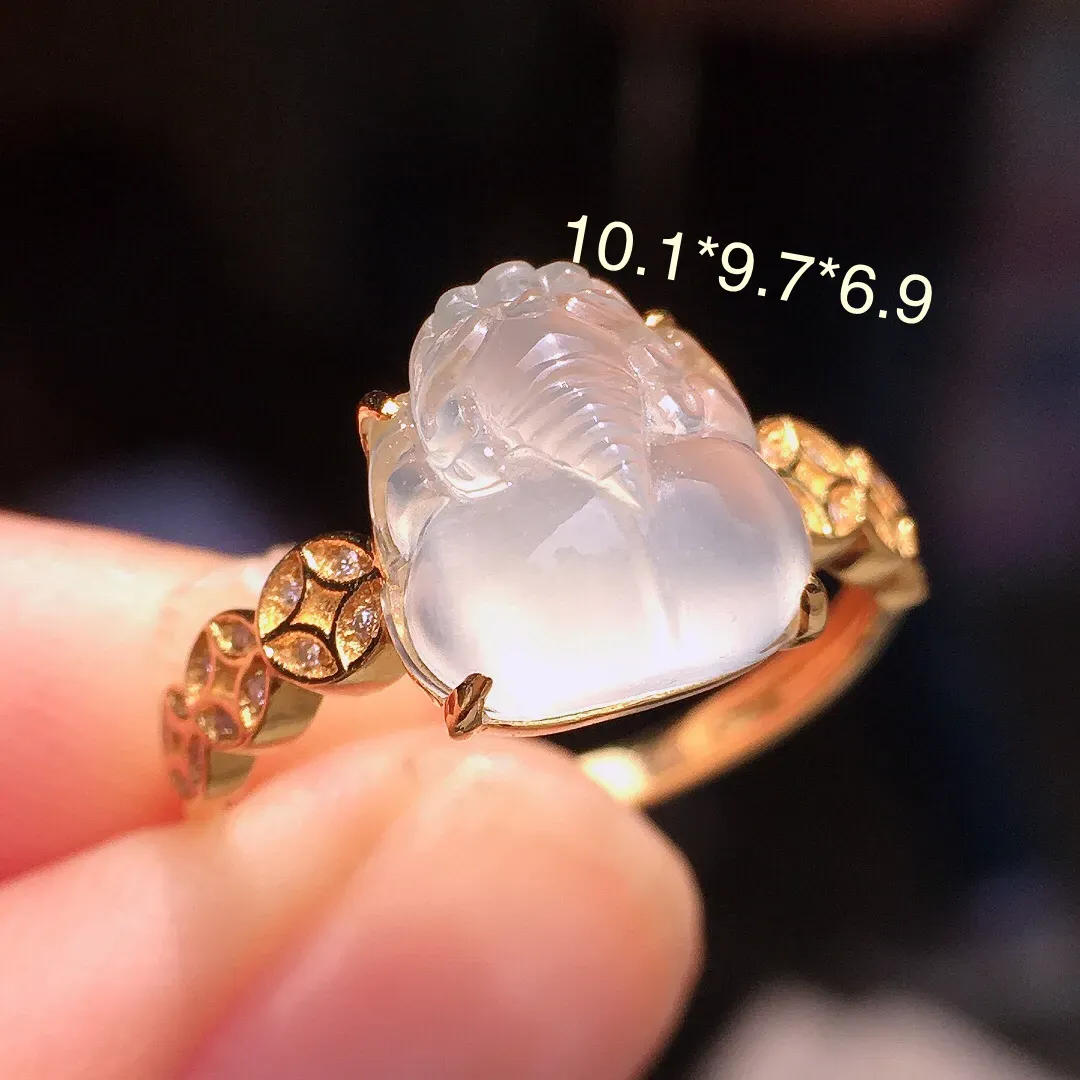 冰种貔貅戒指，玉质细腻，荧光感超
强，饱满水润，气质满满。18k
金豪华镶嵌