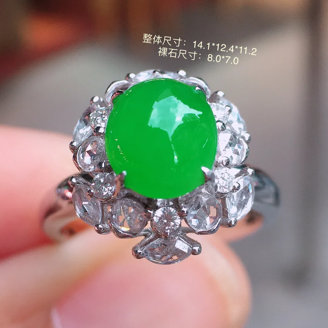 阳绿蛋面戒指，色泽均匀艳丽，玉质细腻，荧光感超
强，饱满水润，气质满满。18k
金豪华镶嵌