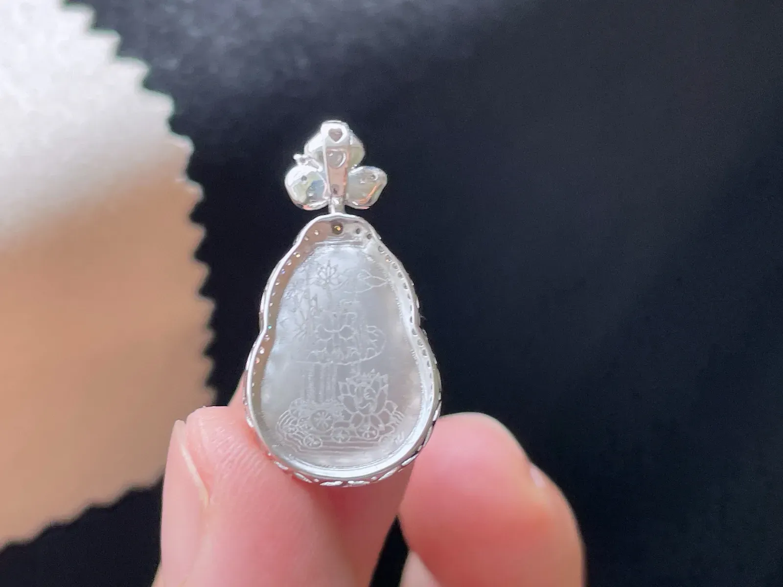 18K 满色·葫芦

整28.7-14.1-7.6
裸16.8-11.8-3