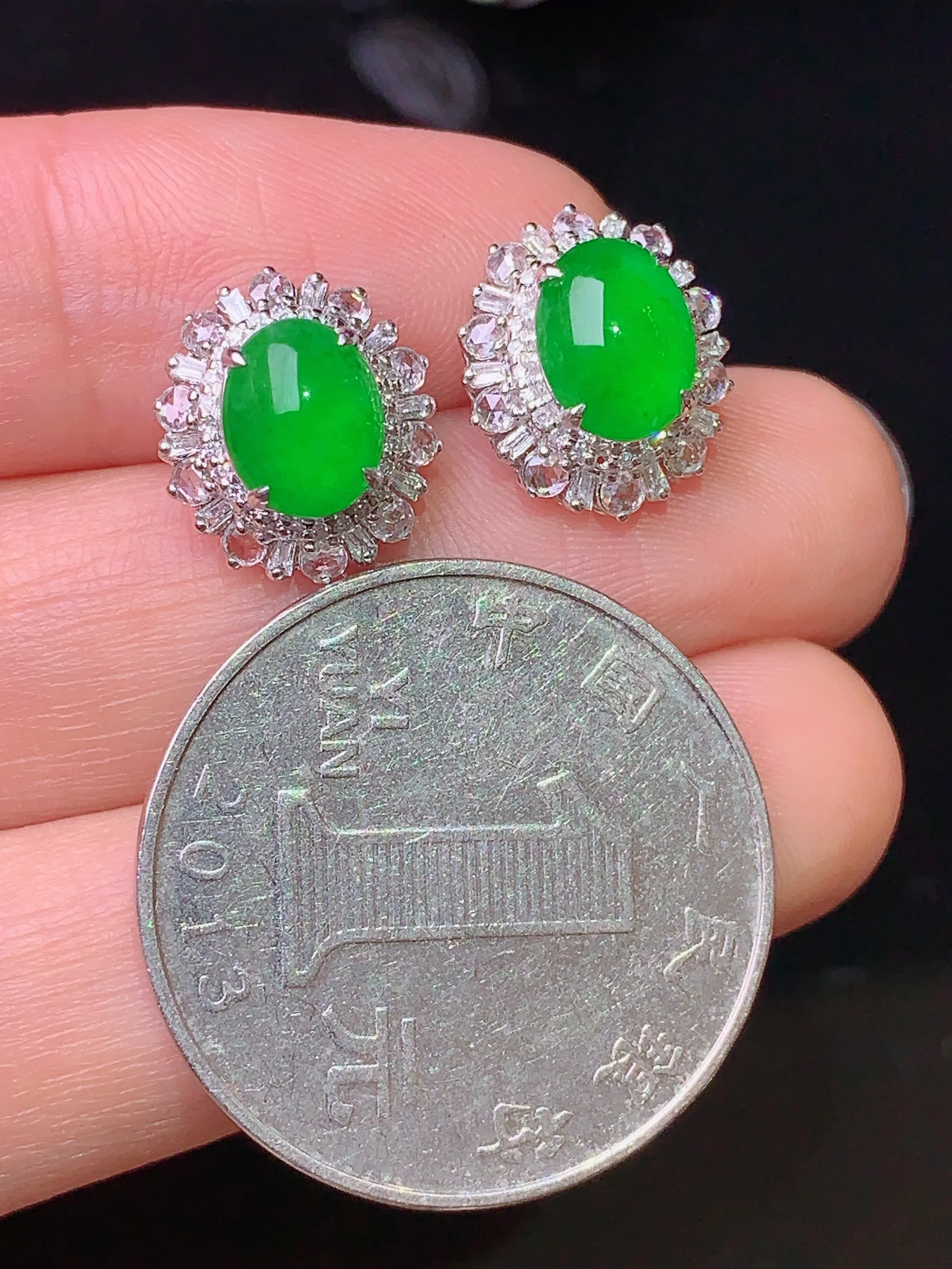 18k金钻镶嵌满绿蛋面耳钉 玉质细腻 色泽清新艳丽 整体尺寸13*11*8