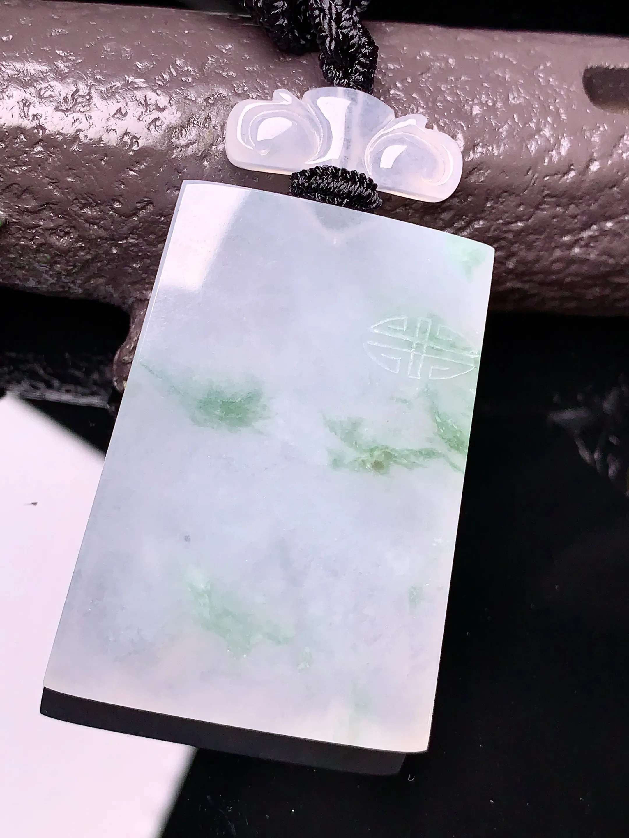 飘绿无事牌吊坠 玉质细腻 色泽清新艳丽 整体尺寸42.4*31.5*5.3