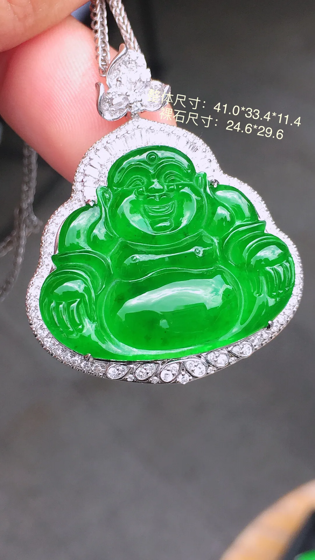 满绿佛公吊坠，色泽均匀浓郁，玉质细腻，荧光感超
强，饱满水润，气质满满。18k
金豪华镶嵌