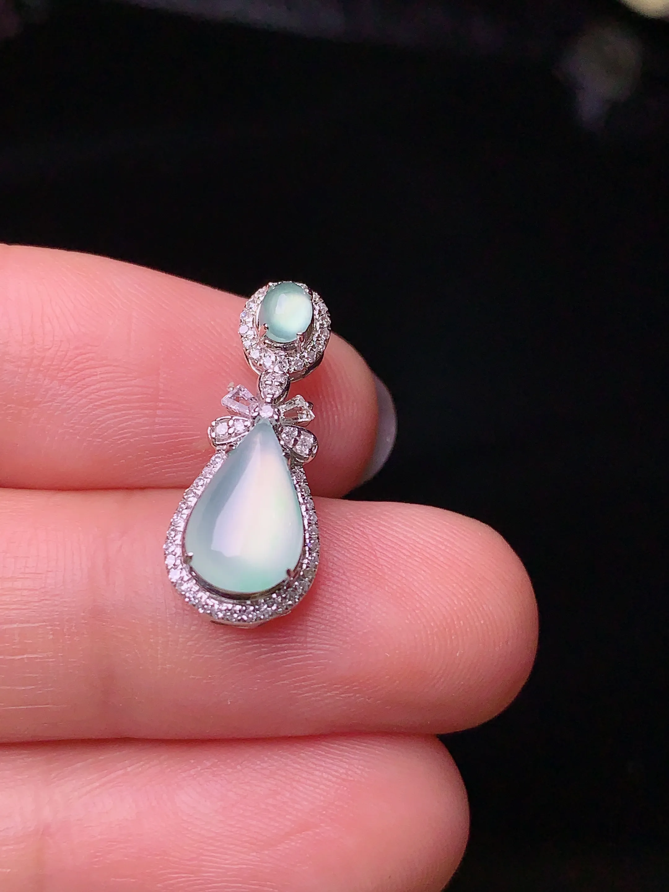 18k金钻镶嵌冰种水滴吊坠 玉质细腻 色泽清新艳丽 整体尺寸20.3*8.1*5.8