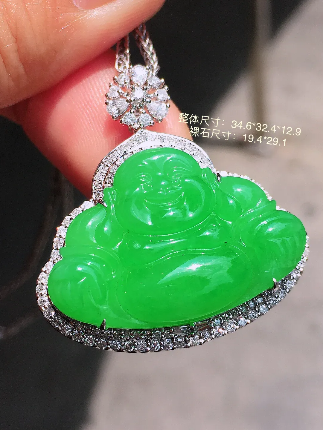 阳绿佛公吊坠，色泽均匀艳丽，玉质细腻，荧光感超
强，饱满水润，气质满满。18k
金豪华镶嵌