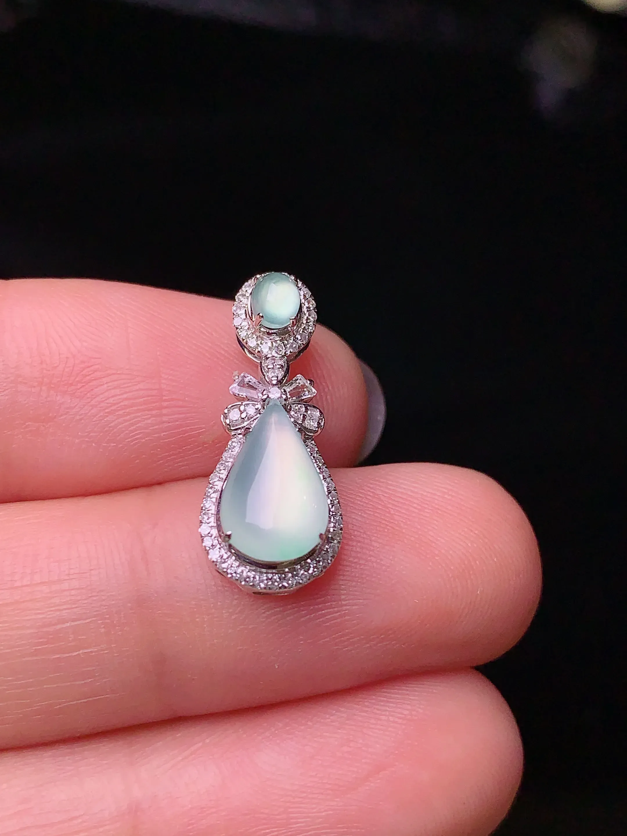 18k金钻镶嵌冰种水滴吊坠 玉质细腻 色泽清新艳丽 整体尺寸20.3*8.1*5.8